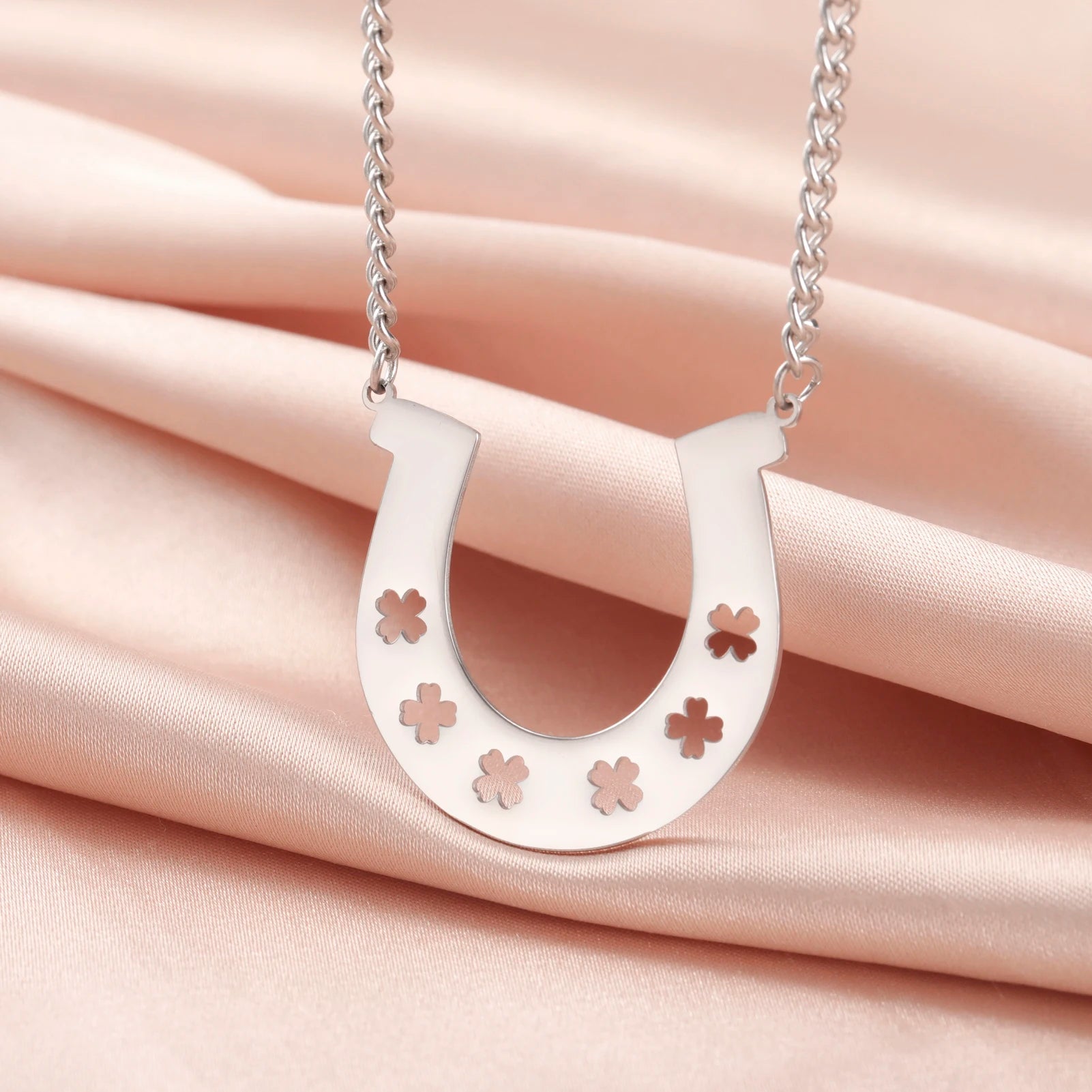Colar Feminino Delicado e Luxuoso Trevo