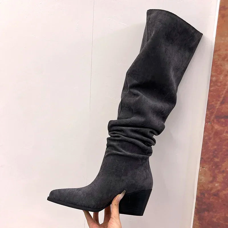 Bota Feminina em Camurça Luxuosa