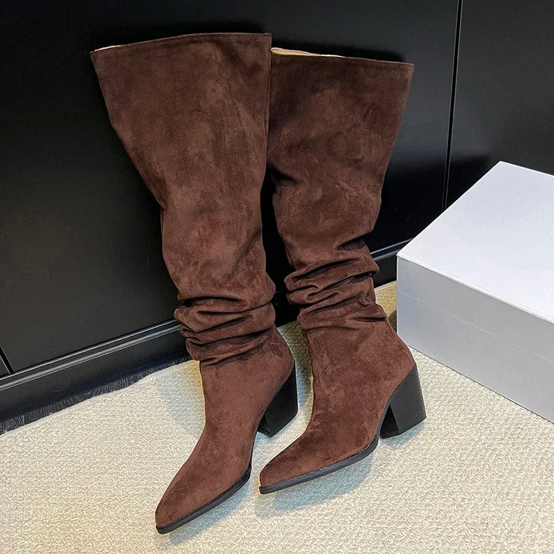 Bota Feminina em Camurça Luxuosa