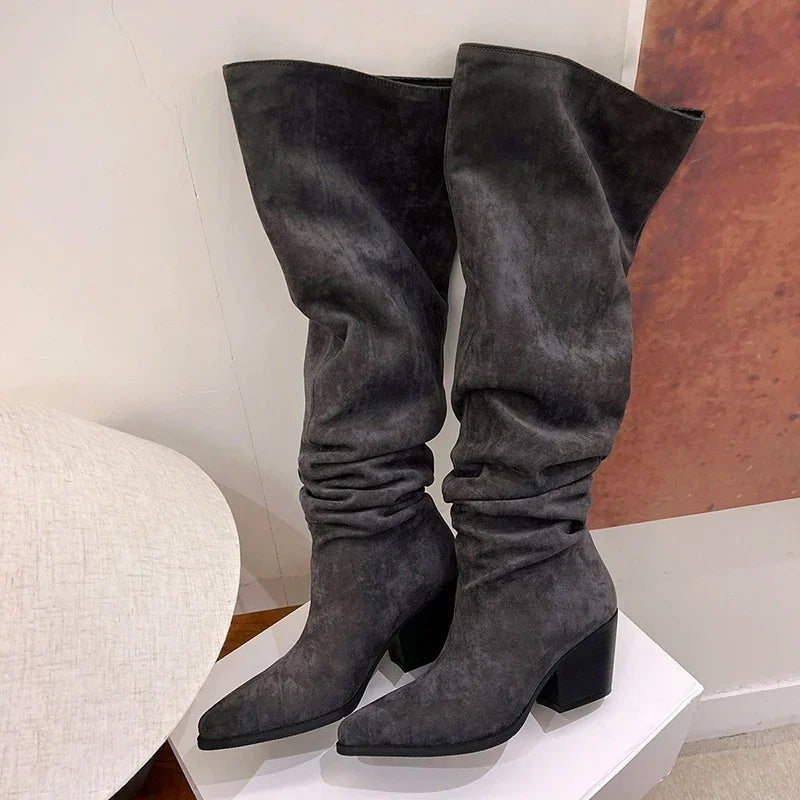 Bota Feminina em Camurça Luxuosa