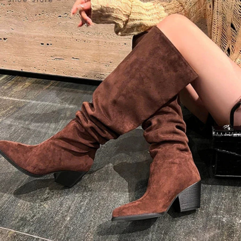 Bota Feminina em Camurça Luxuosa