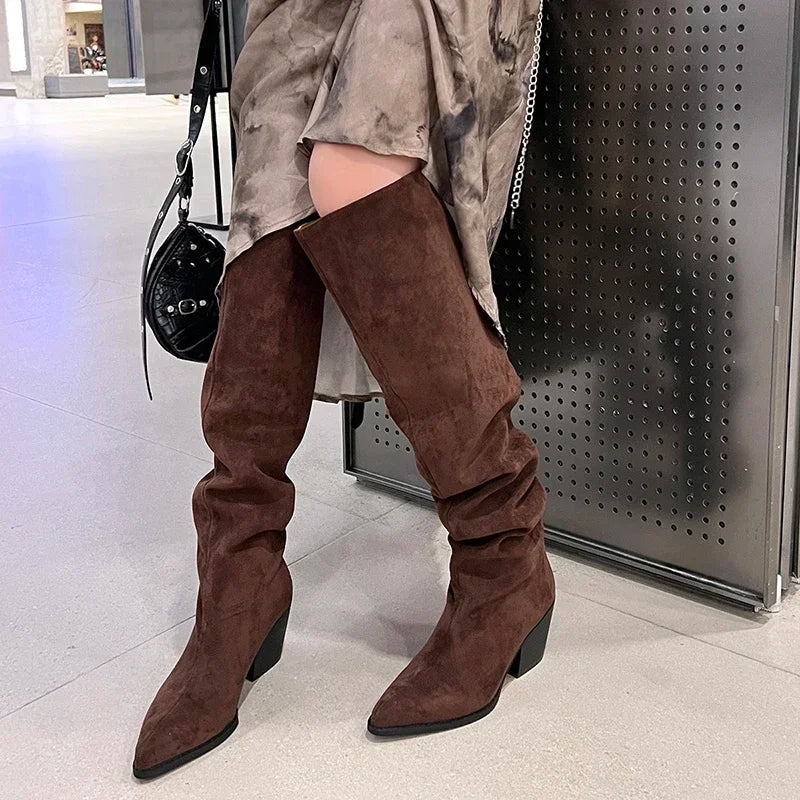 Bota Feminina em Camurça Luxuosa